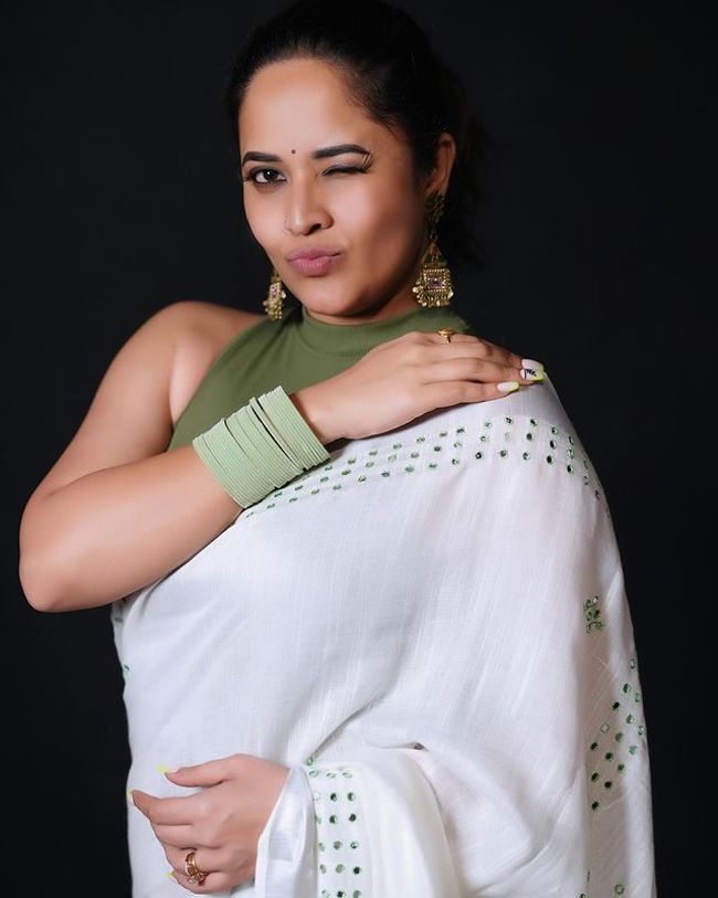 Gorgeous Looks Of Anasuya Bharadwaj In White Saree 11