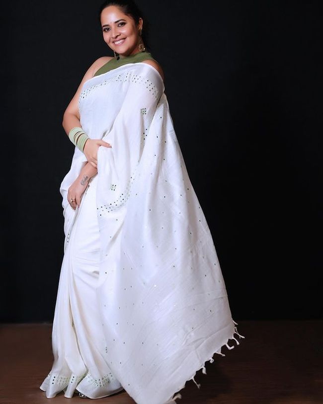 Gorgeous Looks Of Anasuya Bharadwaj In White Saree 12