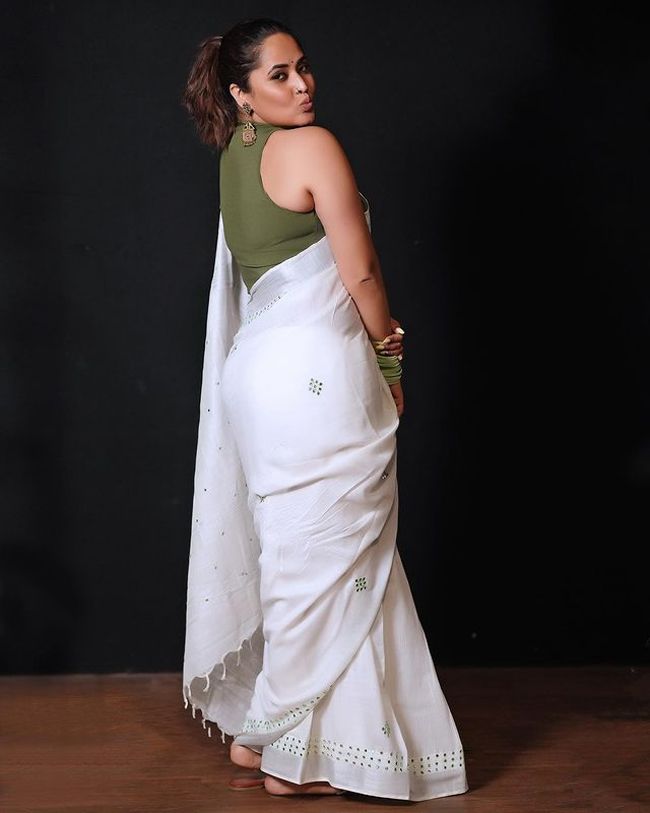 Gorgeous Looks Of Anasuya Bharadwaj In White Saree 13