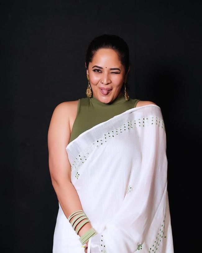 Gorgeous Looks Of Anasuya Bharadwaj In White Saree 14