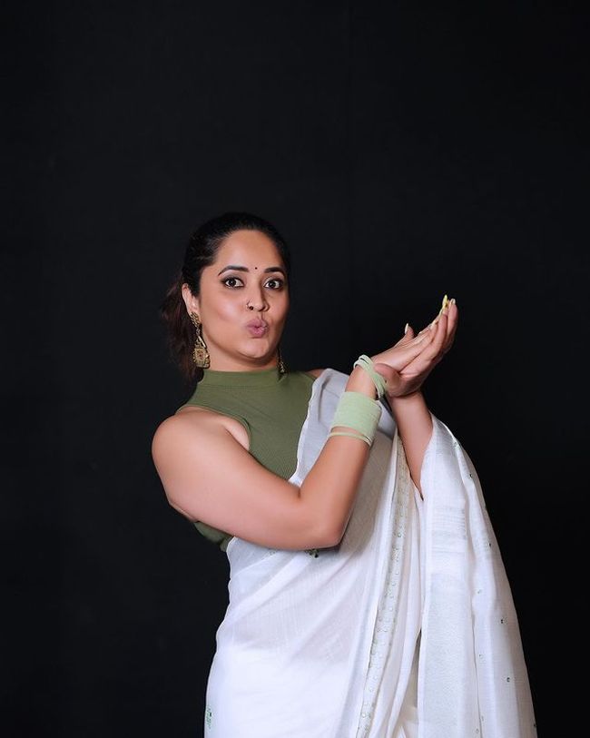 Gorgeous Looks Of Anasuya Bharadwaj In White Saree 9