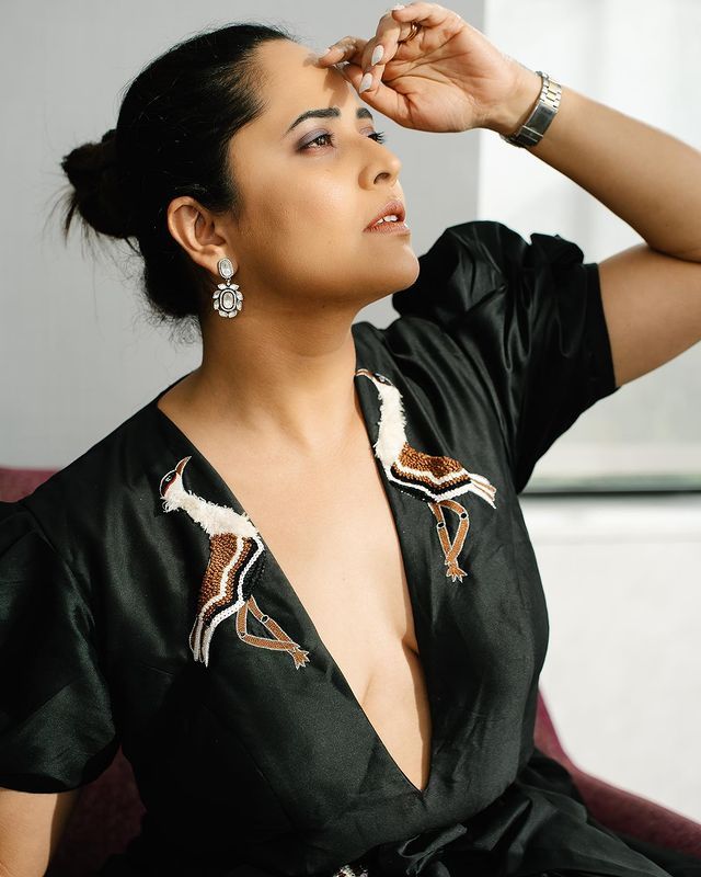 Astonishing Looks Of Anasuya In Her New Photoshoot 9